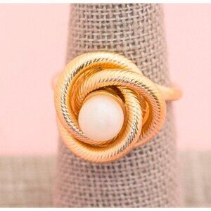 Sarah Coventry's Egyptian Snake's Den Gold Tone Ring Size 6 H5